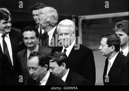 Russian Premier Boris Nikolayevich Yeltsin auf einen bemerkenswert offen unangekündigte Rundgang in der City of London. Er wurde zu einem unangekündigten Besuch in der Europäischen Bank für Wiederaufbau und Entwicklung in London, finanzielle Hilfe für die russische Wirtschaft am Rande des Zusammenbruchs zu der Zeit, einen Monat nach der Auflösung der UdSSR und der Einführung der freien Marktwirtschaft zu suchen. 30. Januar 1992. Der Präsident von der der Europäischen Bank für Wiederaufbau und Entwicklung, Jaques Attali, ist zu Fuß rechts Jelzins. Stockfoto