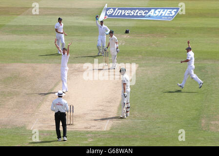 England Kapitän Alastair Cook spricht mit Wicketkeeper Matthew Prior und Bowler James Anderson, bevor er DRS TV-Rezension über Australien Endbatsman Brad Haddin, der bestätigt wurde und England gewinnt das erste Investec Ashes Test Spiel in Trent Bridge, Nottingham. Stockfoto