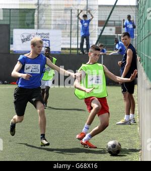 Action während des StreetGames Football Pools Fives-Programms in Glasgow. Stockfoto