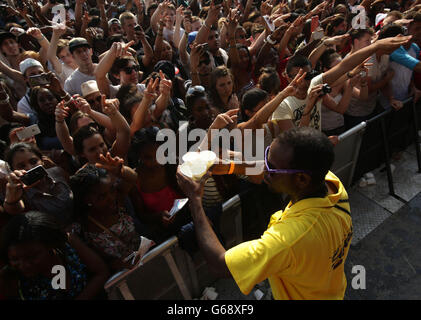 Die Menge wird vom Pit-Personal mit Wasser versorgt, während Kendrick Lamar auf der Hauptbühne im Yahoo! Wireless Festival, im Queen Elizabeth Olympic Park im Osten Londons. Stockfoto