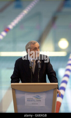 Die irische Premierministerin Bertie Ahern eröffnet das National Aquatic Centre in Abbotstown, Dublin. Die neue Anlage wird für die diesjährigen Special Olympics World Games 2003 genutzt, die zum ersten Mal außerhalb der Vereinigten Staaten stattfinden. Stockfoto