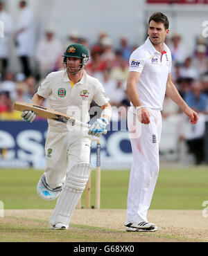 Australiens Schlagmann Michael Clarke läuft am vierten Tag des ersten Investec Ashes Test-Spiels an Trent Bridge, Nottingham, vorbei an dem englischen Bowler James Anderson. Stockfoto
