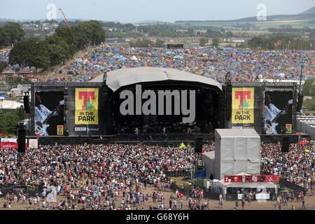 T im Park - Tag 4. Eine allgemeine Ansicht der Fans, die die Hauptbühne während des 20th T im Park Musikfestival in Kinross beobachten. Stockfoto