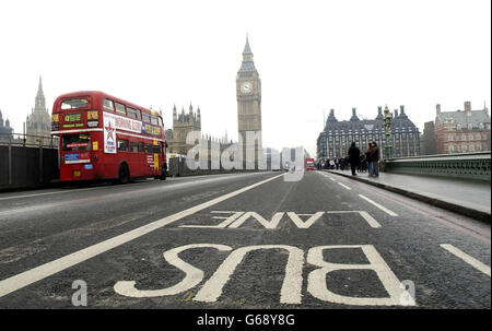 Ein Bus fährt über die Westminster Bridge, den ersten Tag der Staugebühr nach den Schulferien. Der Bürgermeister von London, Ken Livingstone, sucht nach einem Busservice, der Pendlern, die ihr Auto zu Hause lassen, zusätzlichen Transport bietet. Stockfoto