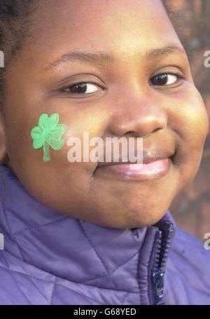 Mimi Ali aus Tansania, die zusammen mit ihrer Mutter die Atmosphäre auf dem Merrion Square Fun Fair am zweiten Tag des St. Patrick's Day Festivals in Dublin, Republik Irland, genießen wird, das seinen Höhepunkt mit einer Karnevalsparade durch das Stadtzentrum erreichen wird. Stockfoto