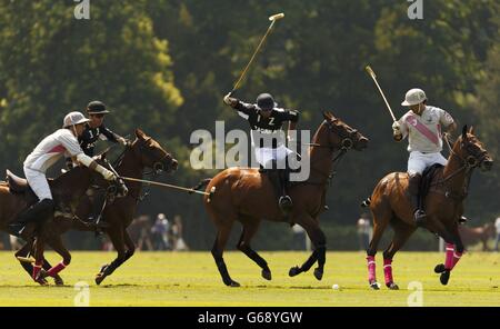 Facundo Pieres von Zacara (zweiter von rechts) zielt im Halbfinale des Veuve Clicquot Polo Gold Cup im Cowdray Park in Midhurst, West Sussex. Stockfoto