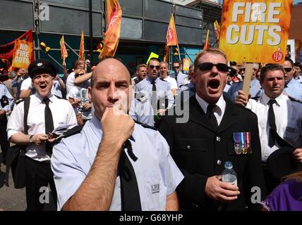Demo über London Feuerwehr schneidet Stockfoto