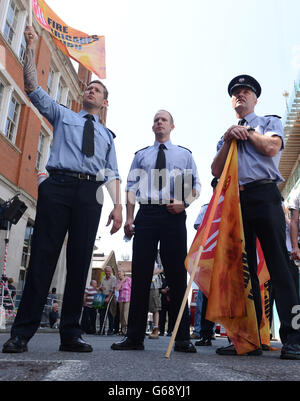 Demo über London Feuerwehr schneidet Stockfoto