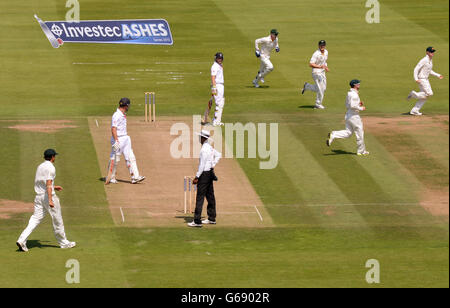 Jonathan Trott aus England (zweiter links) blickt auf Ian Bell (vierter links) zurück, als er das Feld verlässt, nachdem er am ersten Tag des zweiten Investec Ashes Tests am Lord's Cricket Ground, London, gefangen wurde. Stockfoto