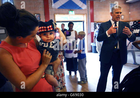 Der Herzog von York besucht Soldatenfamilien im Wohlfahrtszentrum in Penicuik, in der Nähe von Edinburgh. Stockfoto