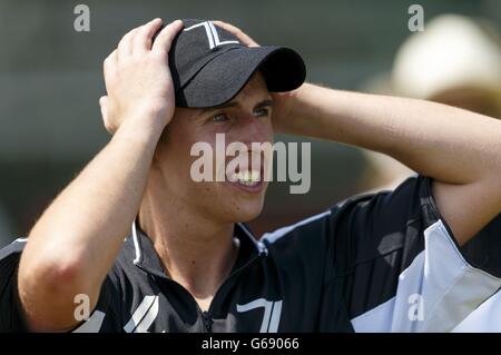 Der britische Spieler Matt Perry von Zacara folgte dem Halbfinale des Veuve Clicquot Polo Gold Cup im Cowdray Park in Midhurst, West Sussex, in dem sie 14:8 gegen Talandracas triumphierten. Stockfoto