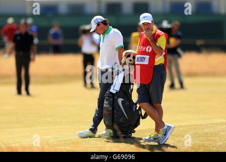 Der nordirische Rory McIlroy sieht mit seinem Caddy JP Fitzgerald am ersten Tag der Open Championship 2013 im Muirfield Golf Club, East Lothian, niedergeschlagen aus. Stockfoto