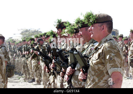 Irish Guards auf Parade am St. Patrick's Day in Kuwait. Stockfoto