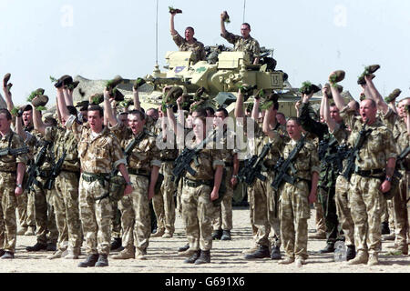 Die irischen Garden jubeln der Königin Mutter während einer Parade am St. Patrick's Day in Kuwait drei Mal zu. Stockfoto