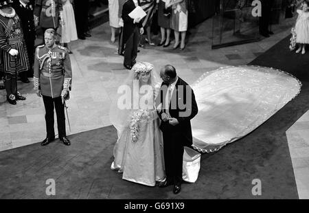 Die Braut von Prinz Andrew, Miss Sarah Ferguson, blickt durch ihre Braut auf ihren stolzen Vater Major Ferguson, während sie den königsblauen Teppich der Westminster Abbey durchquert. * 16/03/03 Major Ronald Ferguson, der im Alter von 71 Jahren gestorben ist, und seine Tochter, die Herzogin von York, an ihrem Hochzeitstag. Der Major hatte seit 1996 gegen Prostatakrebs gekämpft und eine Reihe von Herzinfarkten erlitten. Die Herzogin, die angeblich „trauernd“ war, war auf dem Weg nach Australien, als ihr Vater in der Hampshire Clinic, Basingstoke, in der Nähe des Familienhauses in Dummer starb. Stockfoto