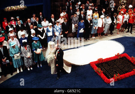 Sarah Ferguson und Major Ronald Ferguson. Die Braut von Prinz Andrew, Miss Sarah Ferguson und ihr Vater Major Ronald Ferguson in der Westminster Abbey. Stockfoto