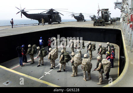 Bild von Royal Marines vom 40 Commando Stand an Bord der HMS Ocean im Persischen Golf, kurz vor der Abfahrt mit dem Hubschrauber über die hydraulische Rampe des Schiffes. Stockfoto