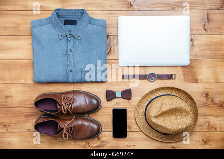 Reisen Sie Konzept Schuhe, t-Shirt, Handy, Uhr, Laptop, Hut auf dem Schreibtisch Stockfoto