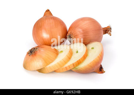 Eine in Scheiben geschnittene Zwiebel vor zwei frische Zwiebel-Birnen isoliert auf weißem Hintergrund Stockfoto