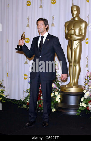 Schauspieler Adrien Brody mit seinem Oscar für den besten Darsteller für den Pianisten bei den 75. Academy Awards im Kodak Theatre. Stockfoto