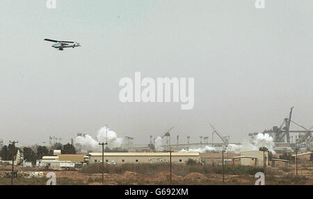 US-Cobra-Angriffshubschrauber bombardieren den südirakischen Hafen Umm Qasr, da Mitglieder der US 15 Marine Expeditionary Unit (MEU) weiterhin gegen irakische Truppen in der Stadt kämpfen. Stockfoto