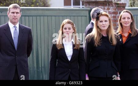 Der Herzog und die Niederländerin von York mit ihrer Tochter Beatrice und der Schwester der Niederländerin Jane (rechts), die in der All Saints Church in Odiham in Hampshire für einen Erntedankgottesdienst für Major Ron Ferguson eintrifft. *02/12/04: Die Herzogin von York und ihre Tochter Beatrice gehen zusammen 'an der Pull' hinaus, die sie offenlegte. Die Geschiedene hat Gerüchte, dass sie möglicherweise planen werde, den Herzog von York, Prinz Andrew, wiederheiraten, als „Unsinn“ abgetan. Stattdessen beschrieb sie, wie sie und ihre 16-jährige Tochter regelmäßig gemeinsam an den Strang ziehen. Stockfoto