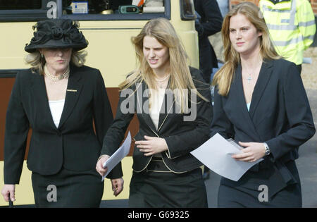 Die Witwe von Major Ronald Ferguson, Sure (links), und die Töchter Eliza (Mitte) und Alice, die in der All Saints Church in Odiham in Hampshire zum Erntedankfest-Gottesdienst und zur Beerdigung von Major Ferguson eintreffen. Stockfoto