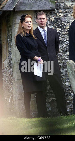 Der Herzog und die Herzogin von York bei der Ankunft in der Allerheiligen-Kirche in Odiham in Hampshire, für den Erntedankgottesdienst und die Beerdigung von Major Ron Ferguson. Stockfoto