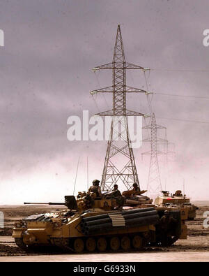 Die Royal Scots Dragoon Guards sind nach einer langen Nacht der Kämpfe im Südirak unterwegs, Montag, den 24. März 2003. PA Photo/Daily Record: Tony Nicoletti/Mod Pool. Stockfoto