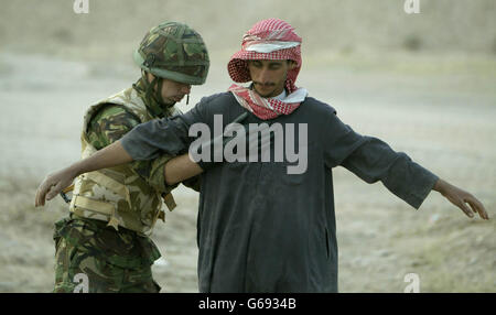 Britischer Soldat sucht irakischen Stockfoto