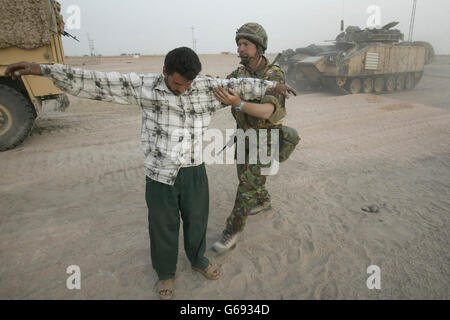 Britischer Soldat sucht irakischen Stockfoto