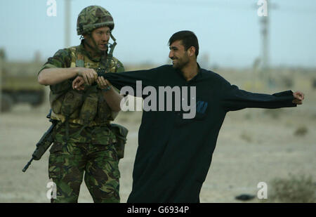 Britischer Soldat sucht irakischen Stockfoto