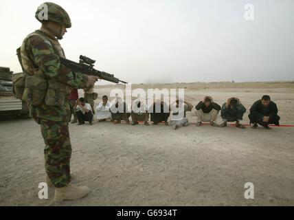 Soldaten zu stoppen und Einheimischen zu suchen Stockfoto