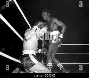 Weltmeister Emile Griffith (r) aus Amerika setzt den Briten Dave Charnley in der 3. Runde zurück. Der Kampf endete am 9. Mit Dave Charnley, der noch einmal nach unten ging. Stockfoto