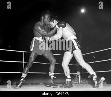 Der Großbritanniens Dave Charnley (r) trifft Weltmeister Emile Griffith (l), aus Amerika, auf den Körper. Emile Griffith gewann mit TKO in der 9. Runde. Stockfoto