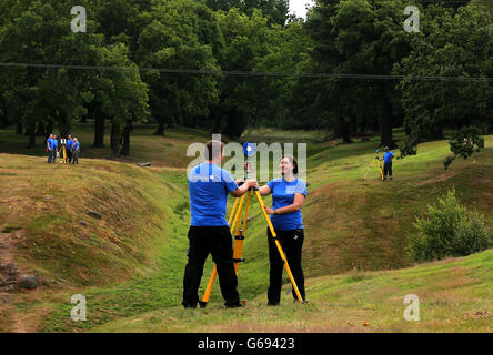 Mitglieder des Scottish TEN-Projekts mit 3D-Scanning-Ausrüstung an der Antonine Wall, Rough Castle, Bonnybridge. Stockfoto