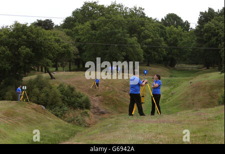 Mitglieder des Scottish TEN-Projekts mit 3D-Scanning-Ausrüstung an der Antonine Wall, Rough Castle, Bonnybridge. Stockfoto