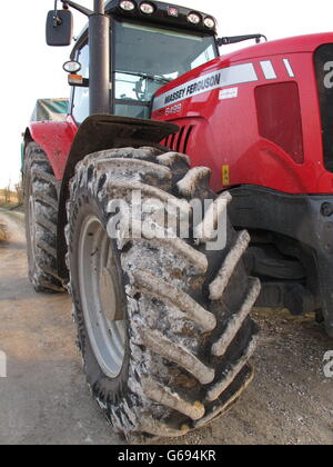 Riesige schmutzig rot Ackerschlepper in weißer Kreide Boden Nord Wessex Downs parkten auf dem Wanderer zu Fuß auf Walbury Hill abgedeckt. Stockfoto