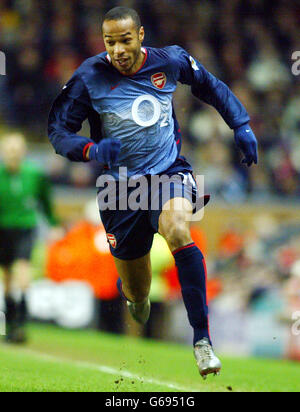 Thierry Henry von Arsenal in Aktion für Arsenal gegen Liverpool während ihres Barclaycard Premiership-Spiels in Anfield. Stockfoto