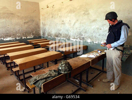 Chris Bucktin untersucht ein Klassenzimmer in der Az Zubaya Primary School, Irak, in der Nähe von Basra, der Schule, in der ein Waffenlager gefunden wurde. Soldaten der leichten Infanterie und der Kampfgruppe des 2. Royal Tank Regiment entdeckten den Cache. Stockfoto