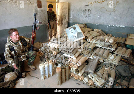 AZ Zubaya, Irak, in der Nähe von Basra, an der Schule, in der ein Waffenlager gefunden wurde (Az Zubayr Grundschule). Soldaten der leichten Infanterie und der Kampfgruppe des 2. Royal Tank Regiment entdeckten den Cache. Stockfoto