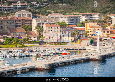 Betonpfeiler mit Kran im Hafen von Propriano, Süd-Korsika, Frankreich Stockfoto