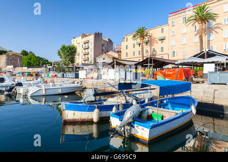 Bunte Fischerboote vertäut im alten Hafen von Ajaccio, Süd-Korsika, Frankreich Stockfoto