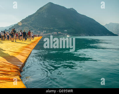 Das schwimmende Piers Christo-Projekt. Besucher, die von Sulzano Monte Isola und die Insel von San Paolo. Stockfoto