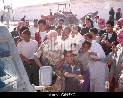 Britische Streitkräfte im Irak. CPL Sharon Astor trifft Einheimische auf Patrouille mit Einheiten der britischen Armee in Safwan, Südirak. Stockfoto