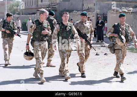 (Links - rechts) Brigadier Dutton Commander 3 Commando Brigade, Commodore Miller Commander Amphibious Task Group und Major Dewer Officer mit dem Kommando der Charlie Company 40 Commando patrouillieren durch den Marktplatz von Umm Qasr im Südirak. Stockfoto