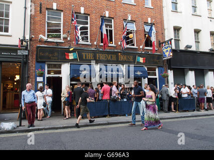 Eine allgemeine Ansicht der Trinker vor dem French House Pub in Soho im Zentrum von London. DRÜCKEN Sie VERBANDSFOTO. Bilddatum: Freitag, 26. Juli 2013. Bildnachweis sollte lauten: Yui Mok/PA Wire Stockfoto