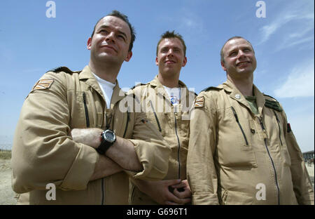 Die britischen Royal Air Force Harrier GR7-Piloten (L bis R) Squadron Leader Rich Fewtrell, Flt LT Scott Williams und Wing Commander Andy Suddards genießen nach ihrer Mission über den Irak die warme Sonne auf ihrem Stützpunkt in Kuwait. Stockfoto