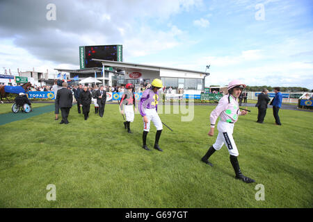 Pferderennen - 2013 Galway Summer Festival - Tag Zwei - Galway Racecourse. Ruby Walsh (rechts) führt am zweiten Tag des Galway Summer Festivals 2013 auf der Galway Racecourse, Ballybrit, Irland, Jockeys aus. Stockfoto