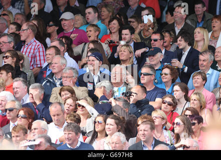 Pferderennen - 2013 Galway Summer Festival - Tag Zwei - Galway Racecourse. Am zweiten Tag des Galway Summer Festivals 2013 auf der Galway Racecourse, Ballybrit, Irland, werden die Stände von Wettkäufern genutzt. Stockfoto